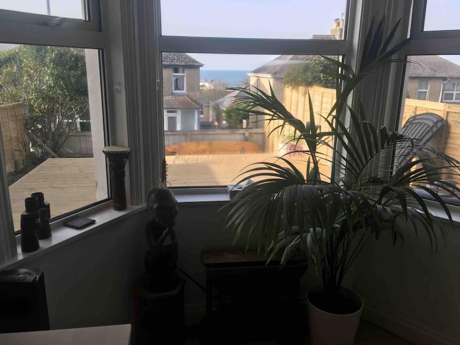 Sea Views With Large Deck One Bedroom Very Close To Beach And Town New Quay Eksteriør billede